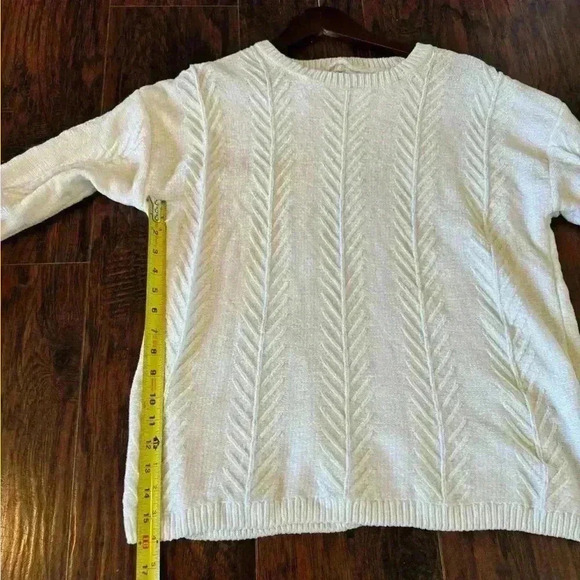 Beautiful SOFT ORVIS sweater. - Picture 4 of 9